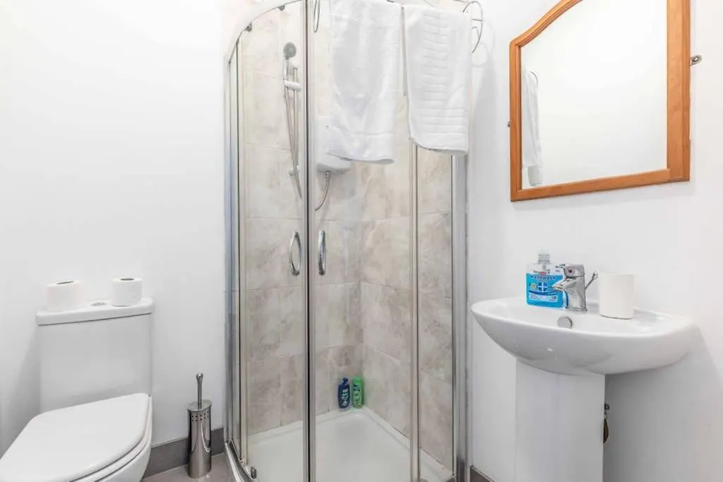 Modern Apartment On Egham High St And Close To Royal Holloway