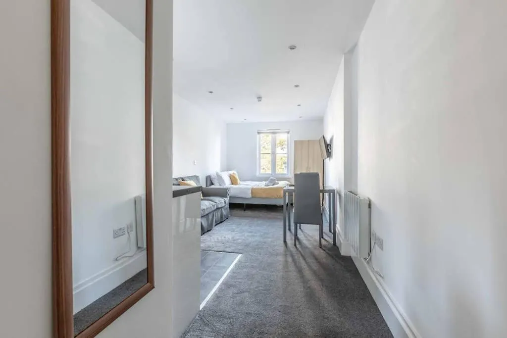 Modern Apartment On Egham High St And Close To Royal Holloway