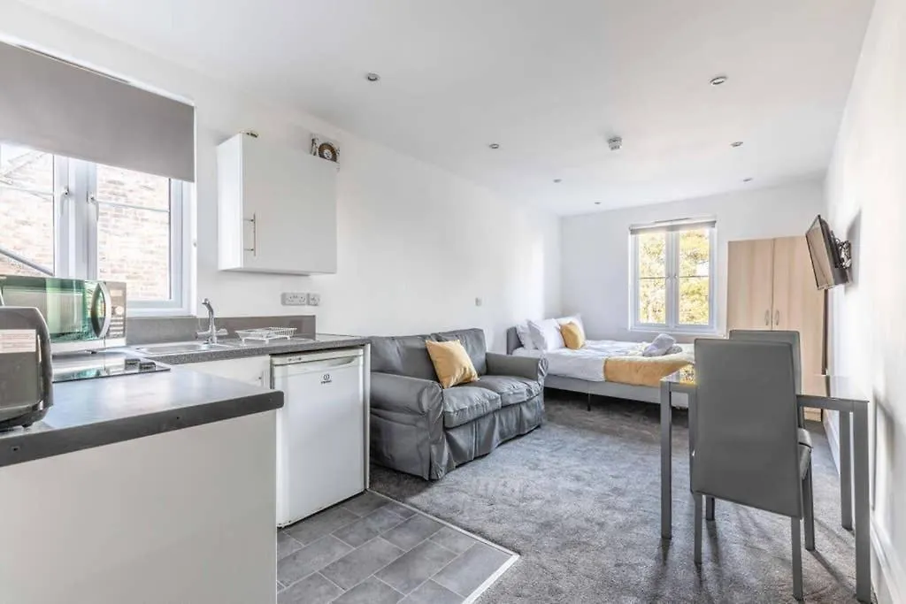 Modern Apartment On Egham High St And Close To Royal Holloway United Kingdom